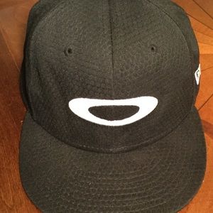 Oakley snap back hat